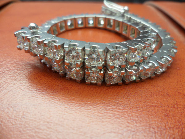 Bague incrustee de diamants